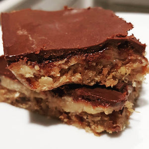 Raw gooey caramel slice